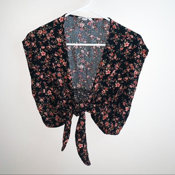 American Eagle Outfitters Tops - American Eagle crop top tie up! 🌸🌹🌺🥀🌷